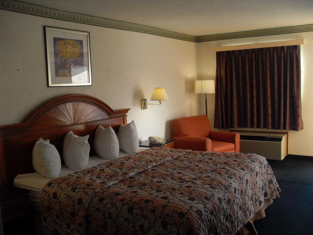 Days Inn By Wyndham Maumee/Toledo Buitenkant foto