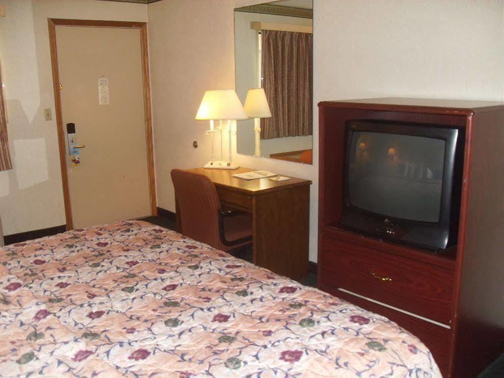 Days Inn By Wyndham Maumee/Toledo Buitenkant foto